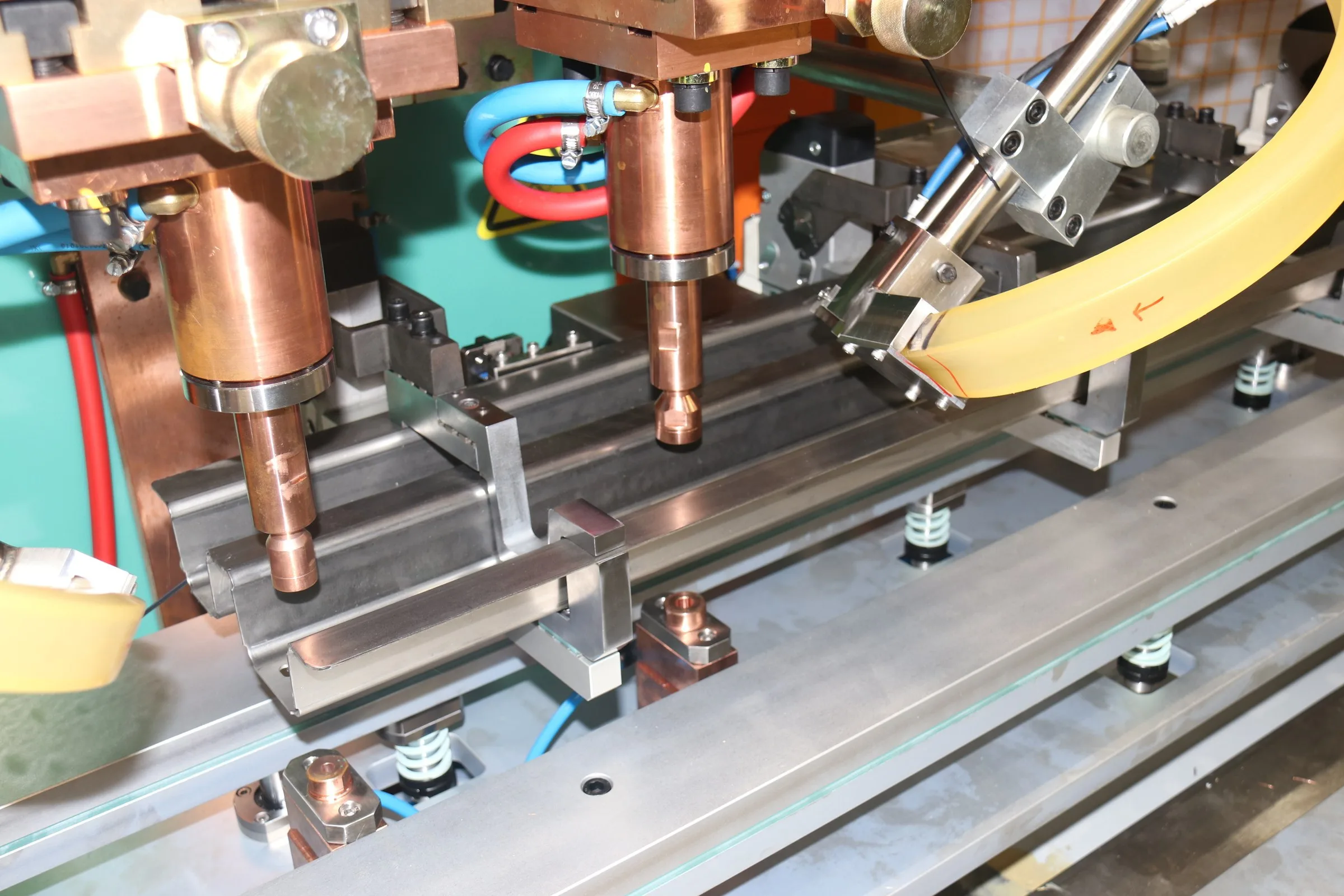 Multi-head welding station joining a seat rear cross member